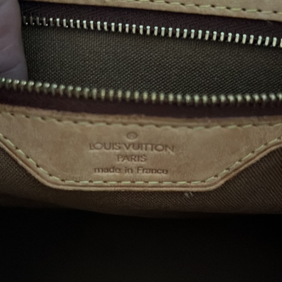 Louis Vuitton - Picture 2 of 4